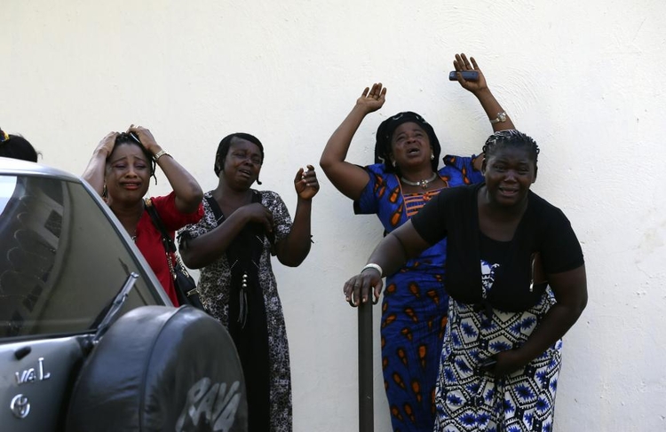 fot. Afolabi Sofunde / Reuters / 14 kwietnia 2014  Abuja, Nigeria  Przechodnie reagują na przybycie ofiar wybuchu bombowego w szpitalu Asokoro.